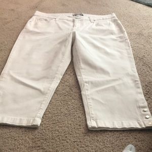 Croft & Barrow women’s white Capris size 12